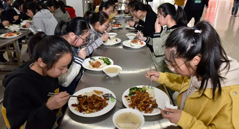 一厨窗口香三餐，一餐同进暖青春